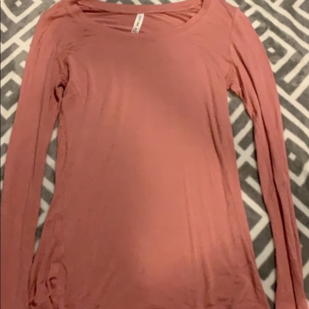 Long sleeve top.